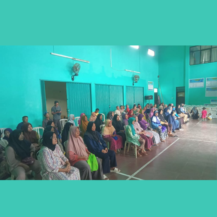 Penyaluran Bantuan Pangan dari Pemerintah Pusat Melalui Bulog untuk 412 Keluarga di Desa Kebanaran